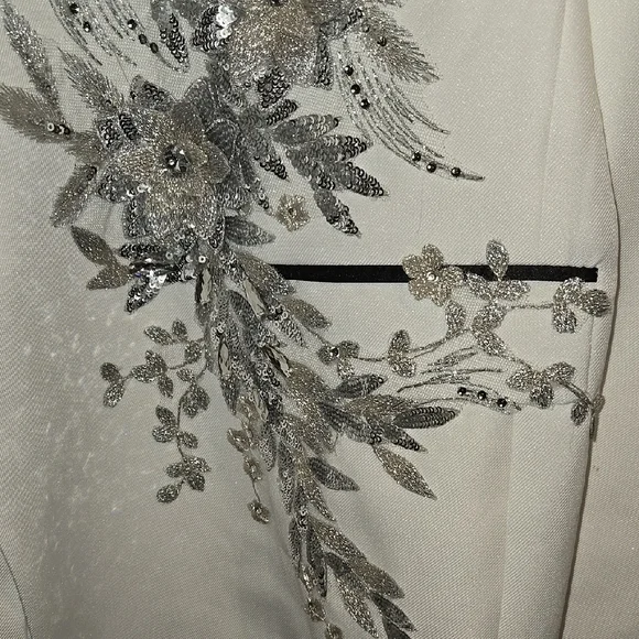 Elegant White and Silver Blazer with Floral Accents - Picture 5 of 6